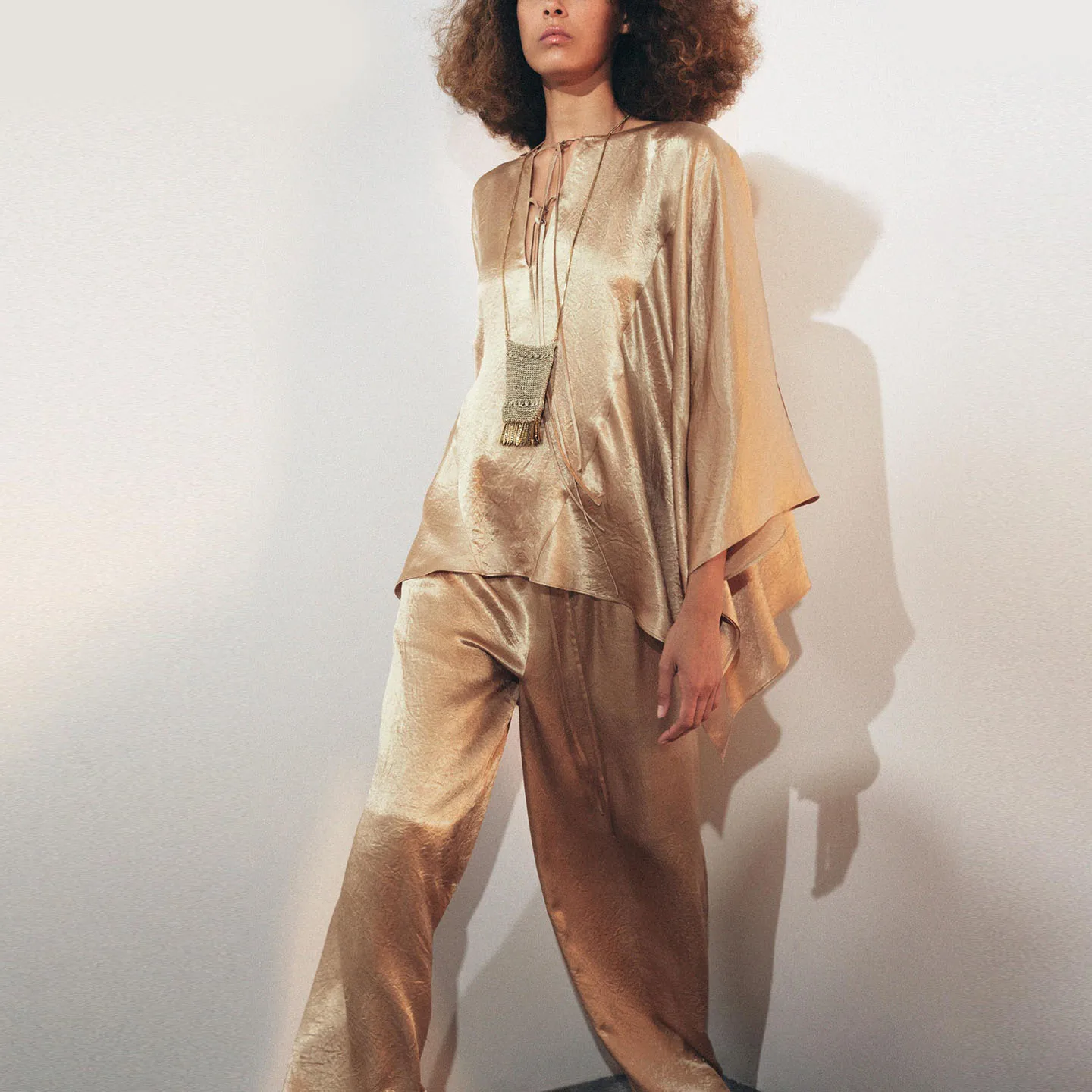 قميص نسائي من Z بتصميم عصري من الساتان الحريري ذو طبقات زخرفية فضفاضة بأكمام طويلة لخريف 2025 بتصميم أنيق 5344