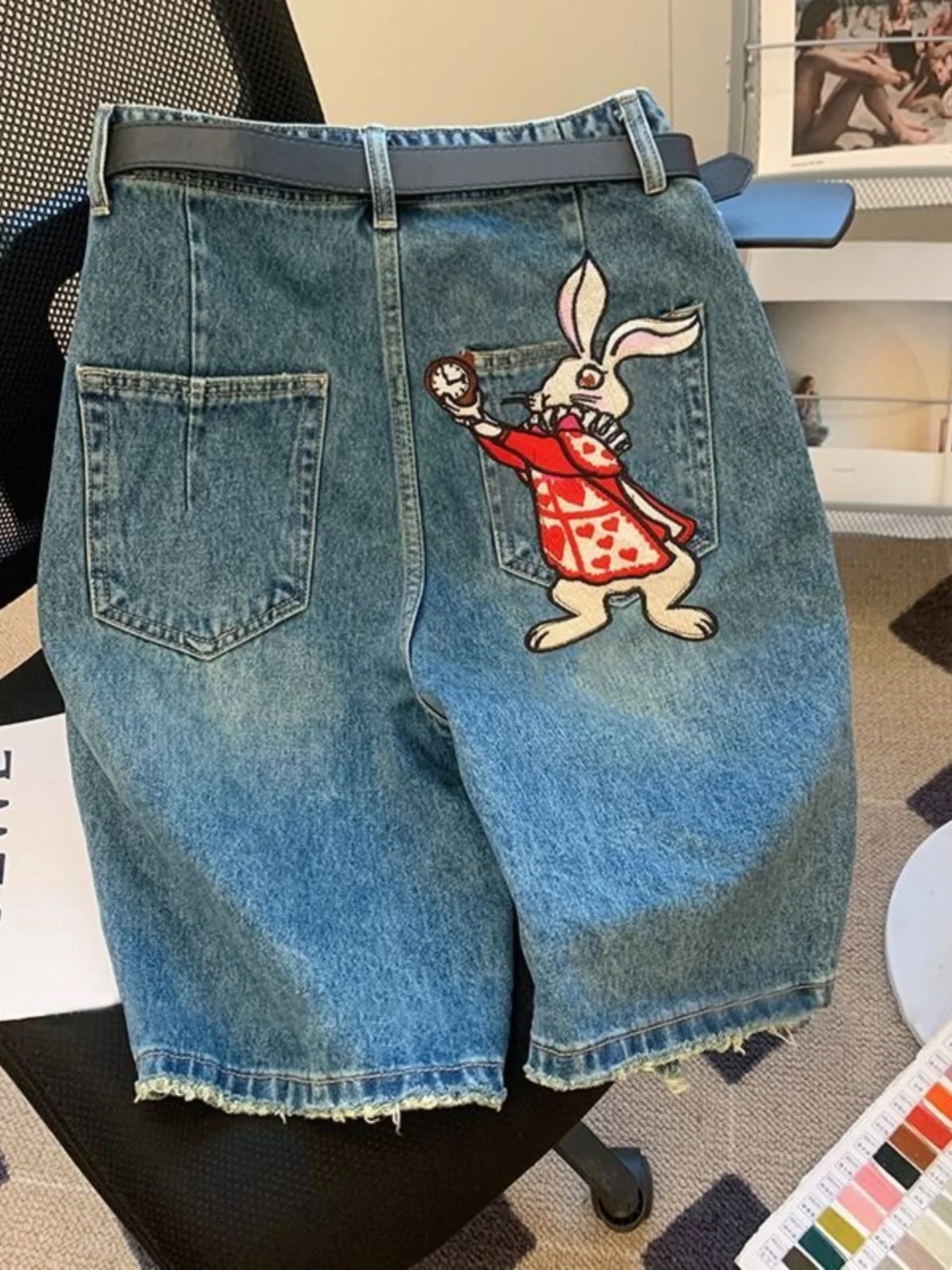 

Джинсы женские летние с высокой талией, прямые, широкие, с эффектом похудения, с дырками и тонкой строчкой, длина 5 дюймов