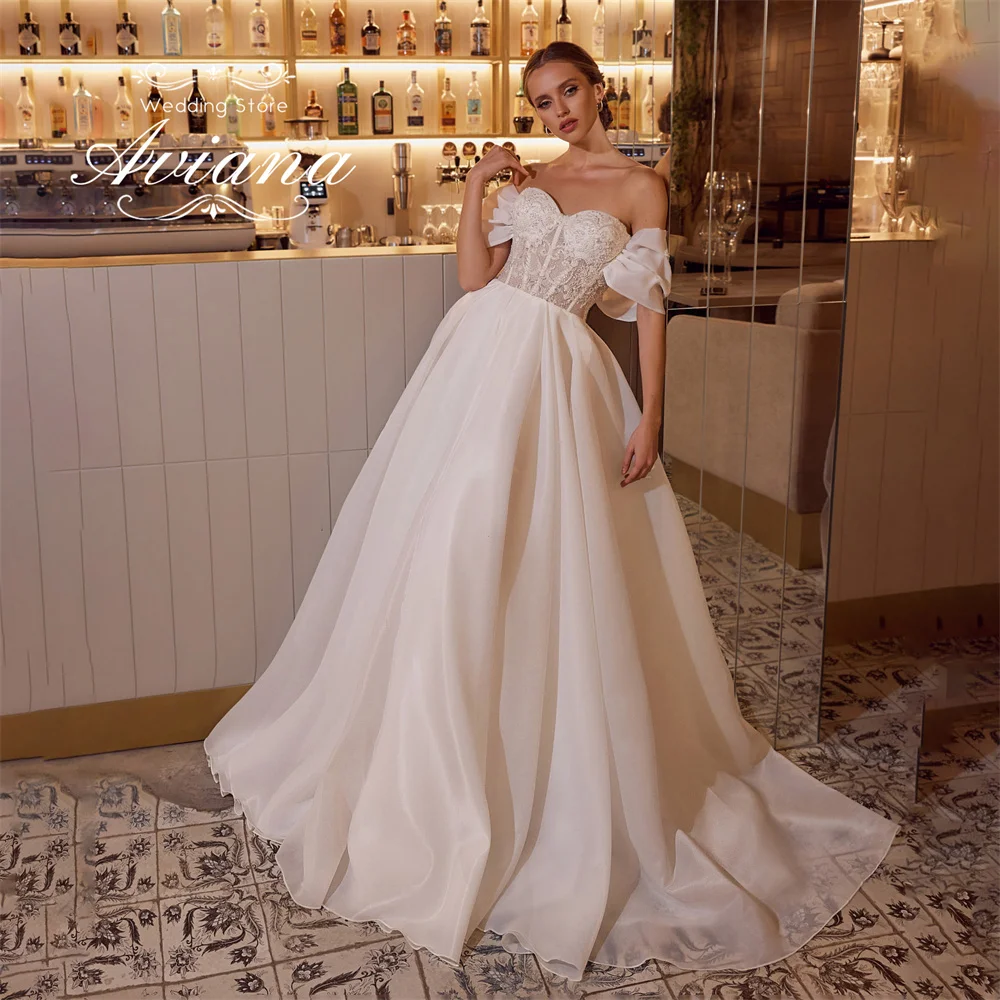 อาเวียนา คัสตอมไรซ์ เอ-ไลน์ลูกไม้แอพพลิเคชันเลื่อมชุดแต่งงานเย็บปักถักร้อยความยาวพื้นผูกเชือกคอร์เซ็ทแขนสั้น