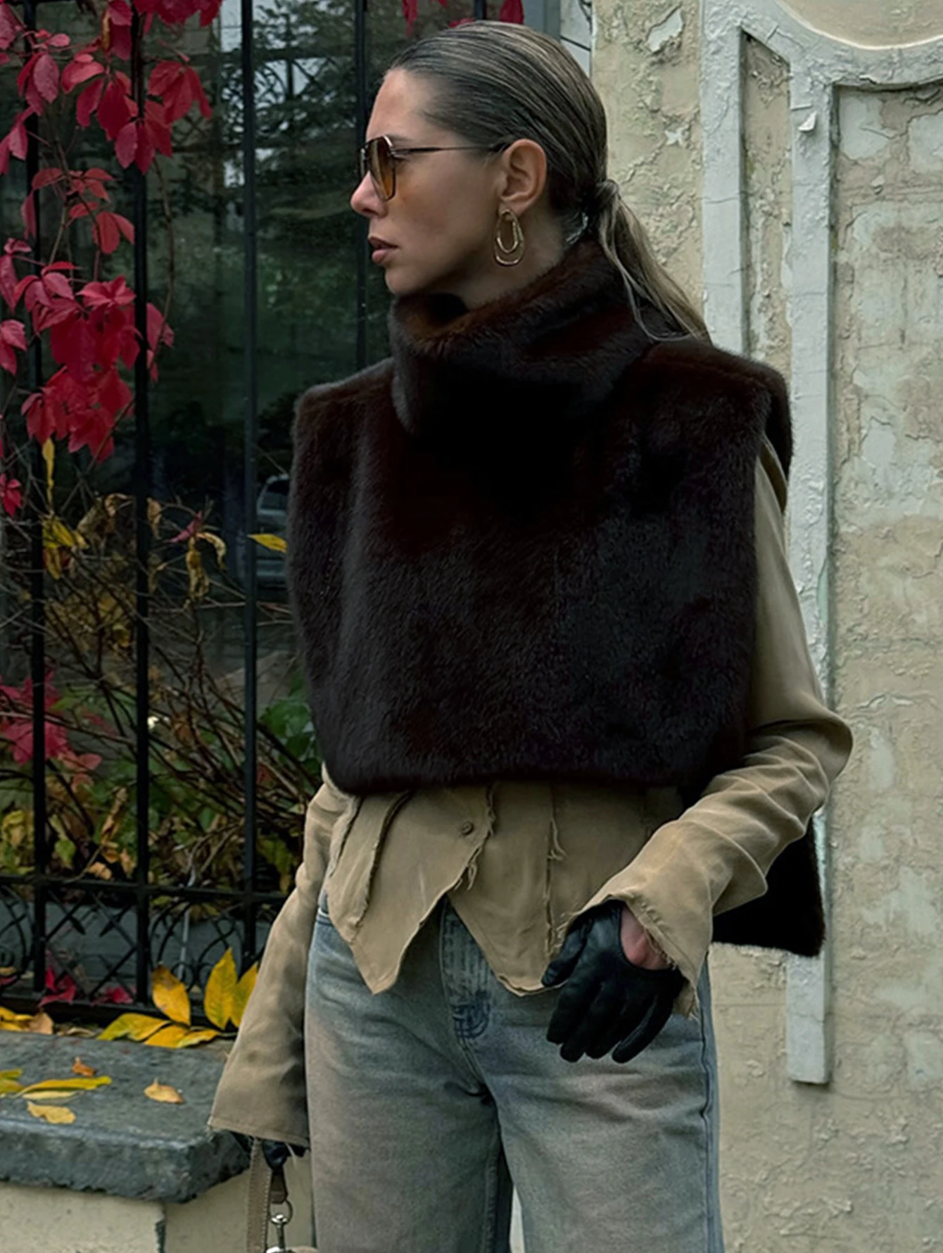 بلوزة جديدة لخريف وشتاء 2025 بلون سادة بنصف رقبة عالية وأكتاف مشعرة على الموضة بدون أكمام للنساء #2