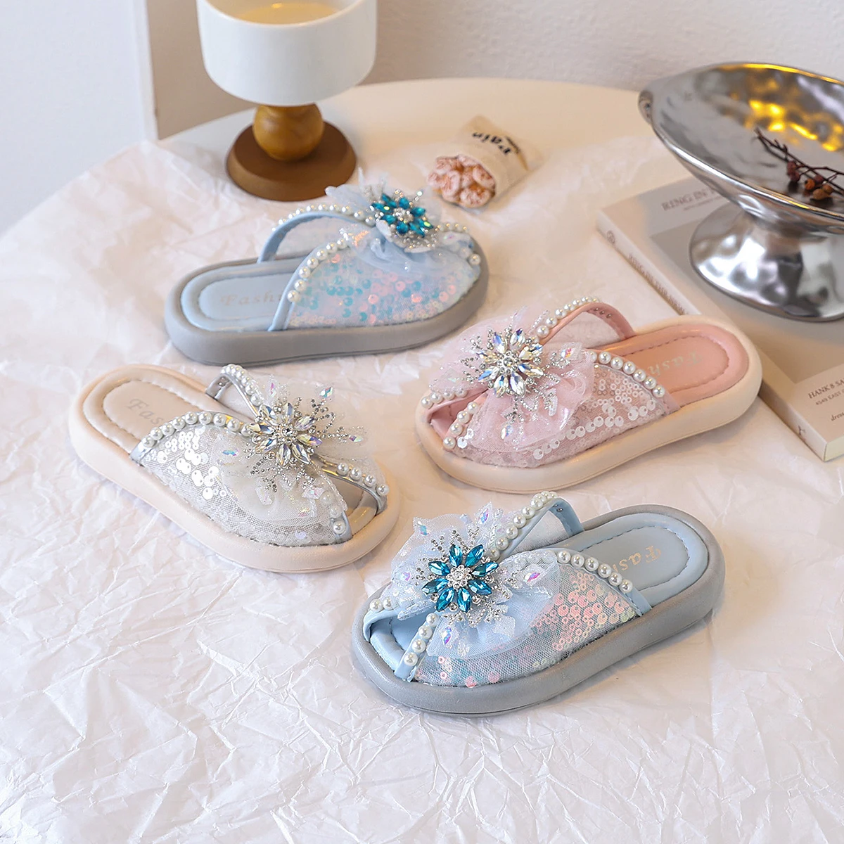 أحذية عصرية أنيقة بكعب عالٍ على شكل فيونكة للفتيات خفيفة الوزن وغير قابلة للانزلاق من الأسفل أحذية بناتي مقاس كبير للفتيات