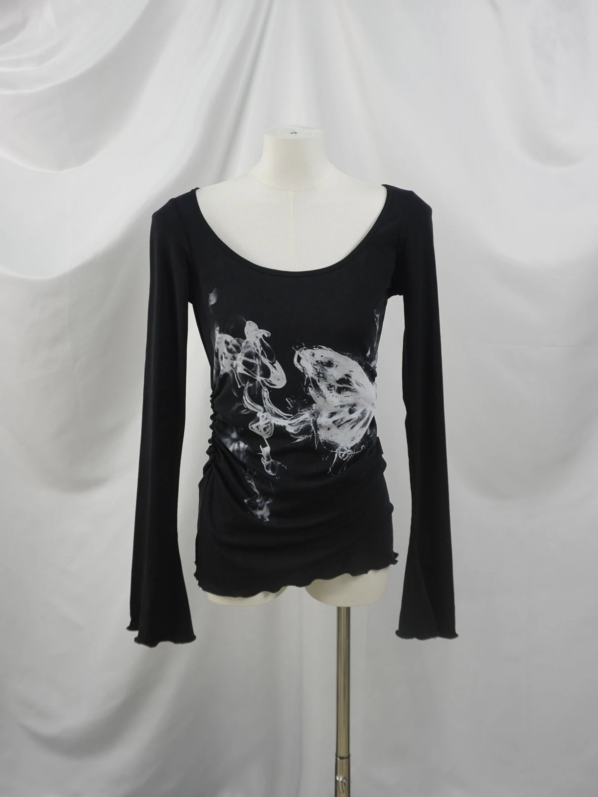 

Черная футболка с длинным рукавом, художественным принтом, рюшами на талии и тканью Liersel, женская модная одежда