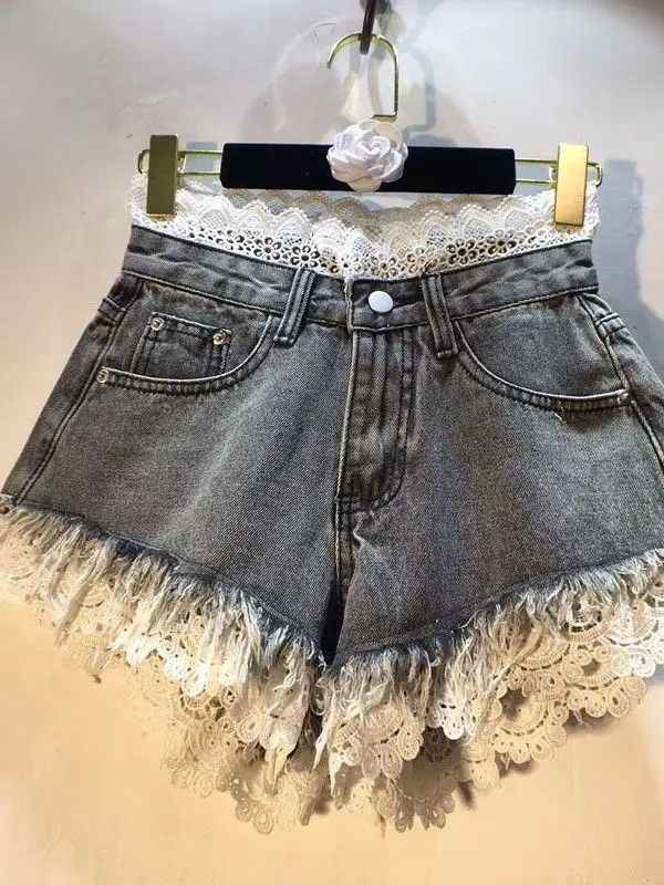 

High Waist Splice Hook Flower Lace Trim Jeans Shorts Outlet Station Tag Removal Slimming Frayed Denim Shorts for Women