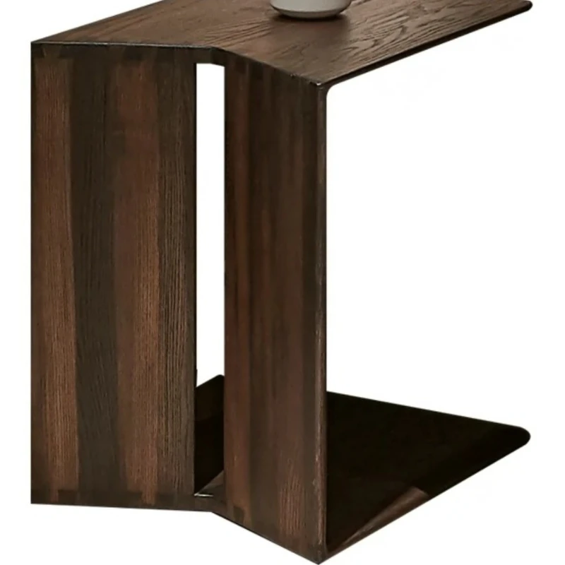 طاولة مربعة صغيرة من الخشب الصلب، زاوية أريكة، غرفة معيشة بسيطة وحديثة، شقة منزلية صغيرة