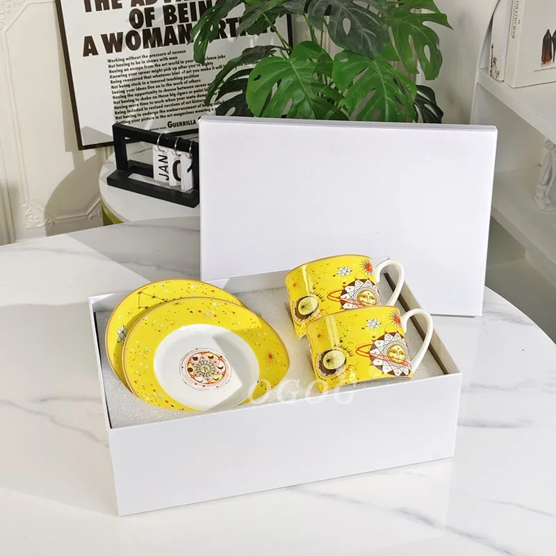 Ceramiczne filiżanki, spodki, miseczki, łyżki, talerze, czajniki, zastawa stołowa z porcelany kostnej, idealne do domowego obiadu, popołudniowej herbaty, przekąsek dla gości i do biura.