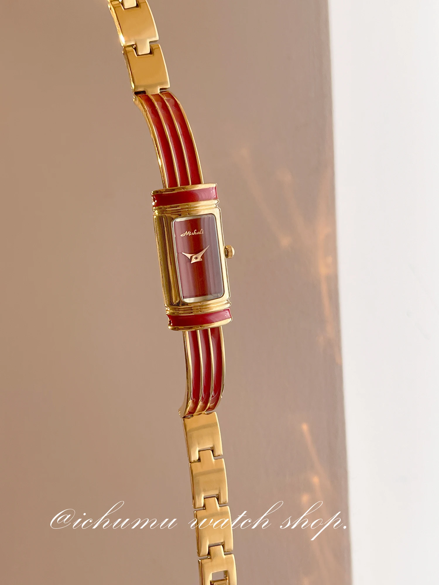 

Women's half-bracelet style watch, elegant, fashionable, exquisite, and compact, a new 2025 model, a perfect gift for ladies.