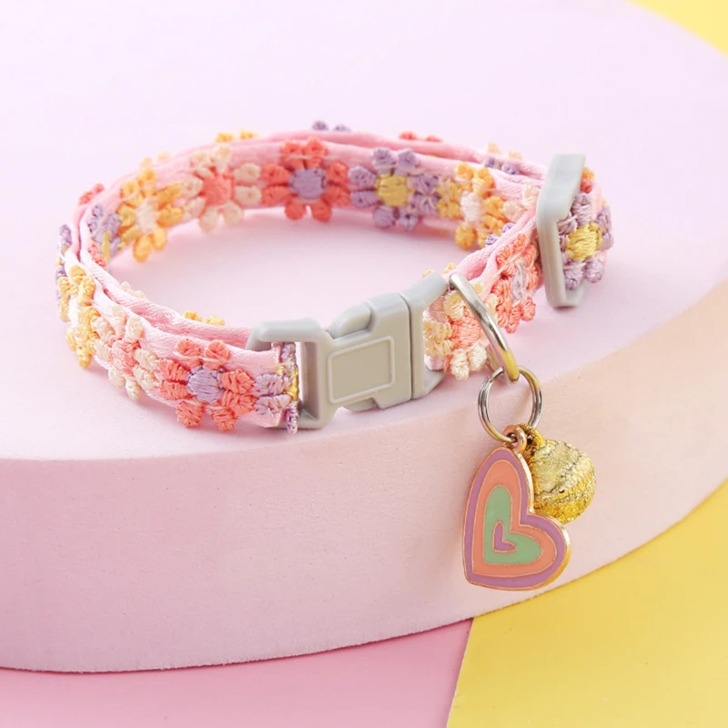 Collier pour animaux coloré avec clochette et empreintes pattes_voghion.com