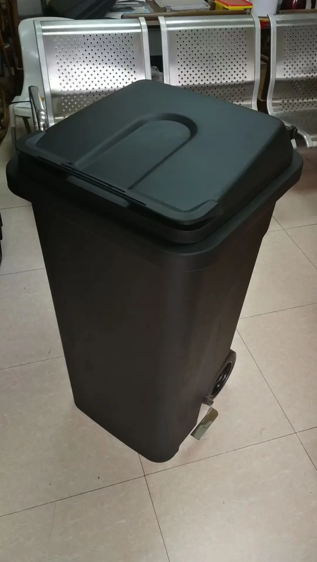 Large size 120 liters outdoor recycled plastic PP pedal trash can with wheels