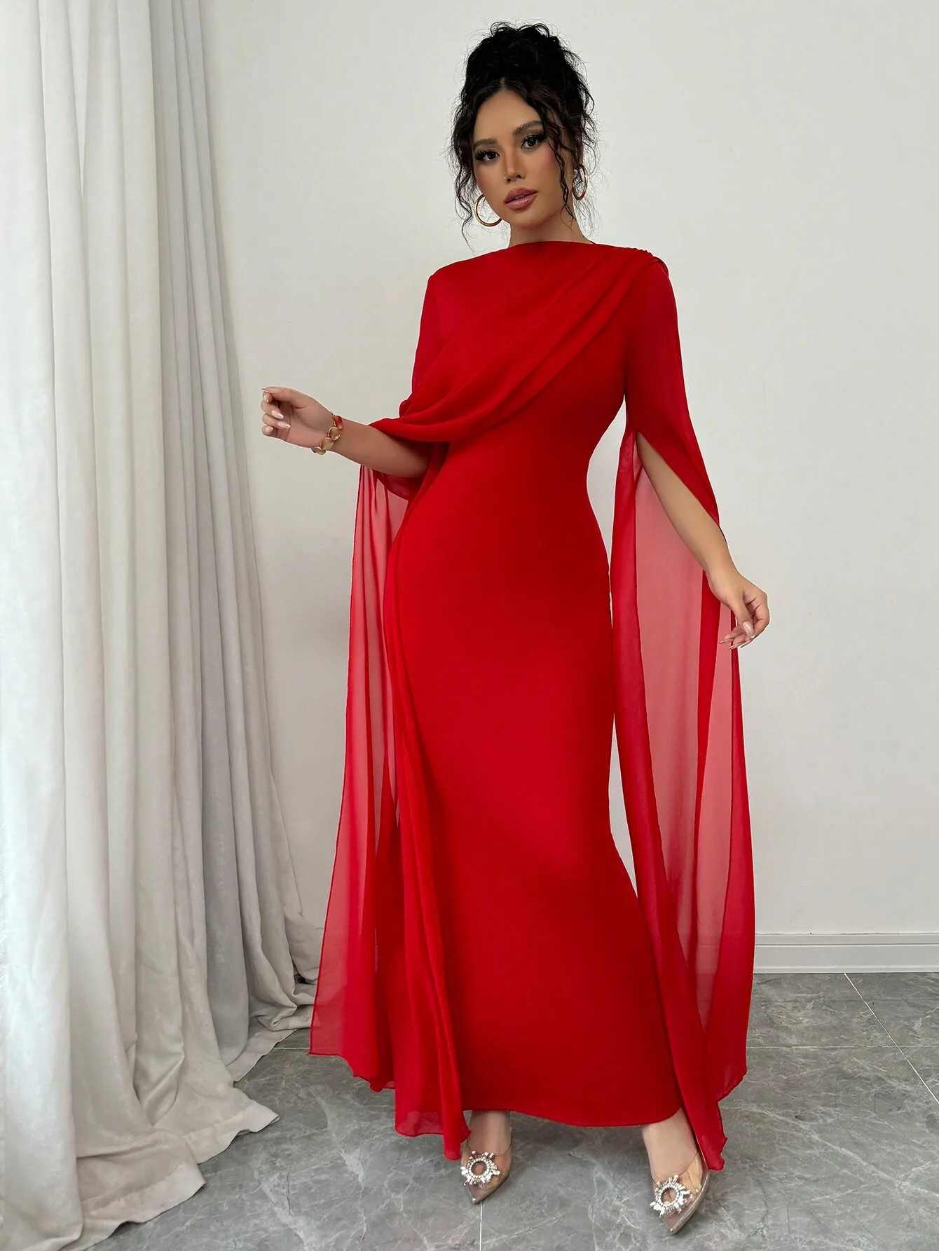 Robe longue asymétrique rouge avec manches cape transparentes et détails plissés