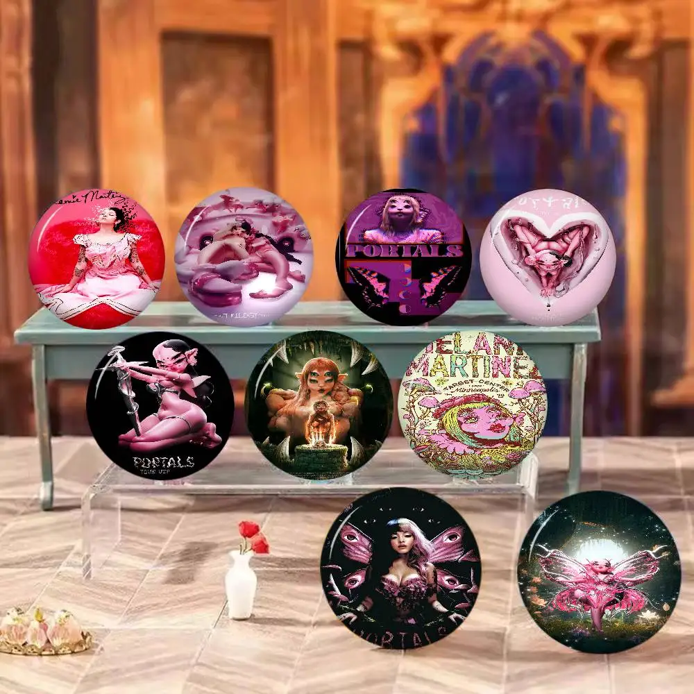 Sängerin M-Melanie Martinez Kreative Pins Lustige Gesichter Runde Snap-in-Brosche Abzeichen Rucksack Hut Accessoires Schmuck Geschenke