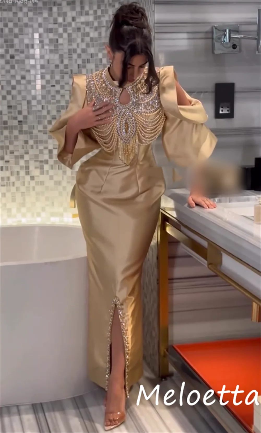 تخصيص الكلاسيكية الرائعة Charmeuse مطرزة الطية مستقيم الياقة العالية فساتين متوسطة الطول مناسبة مخصصة مثير