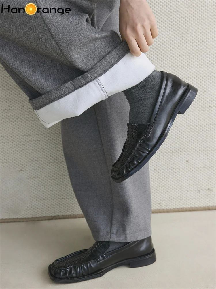 HanOrange 2025 invierno Simple moda compuesto terciopelo plisado cuchillo curvo pantalones silueta suelta pantalones negro/gris claro