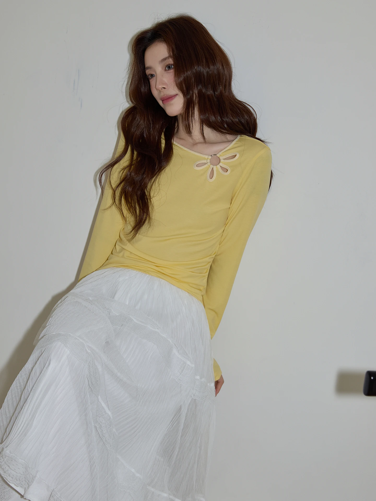 

Женская приталенная футболка с длинным рукавом и вырезами в виде желтых цветов, повседневный топ, весна 2026, модный корейский стиль для прогулок