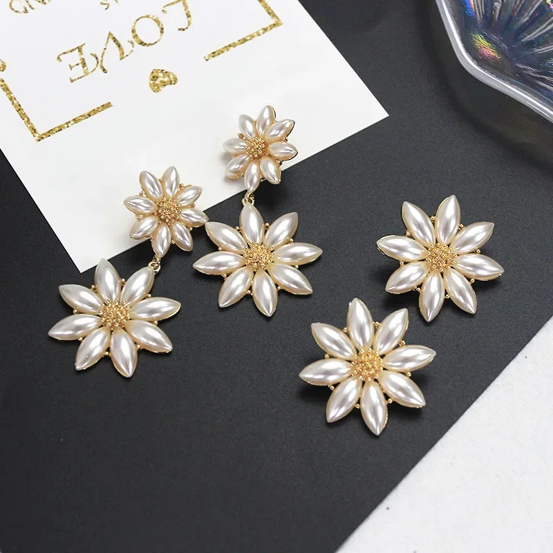 Nuovi orecchini a bottone con perle d\'imitazione di fiori per le donne orecchini pendenti eleganti geometrici accessori per feste di matrimonio da