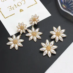 Nuovi orecchini a bottone con perle d'imitazione di fiori per le donne orecchini pendenti eleganti geometrici accessori per feste di matrimonio da donna regalo di gioielli