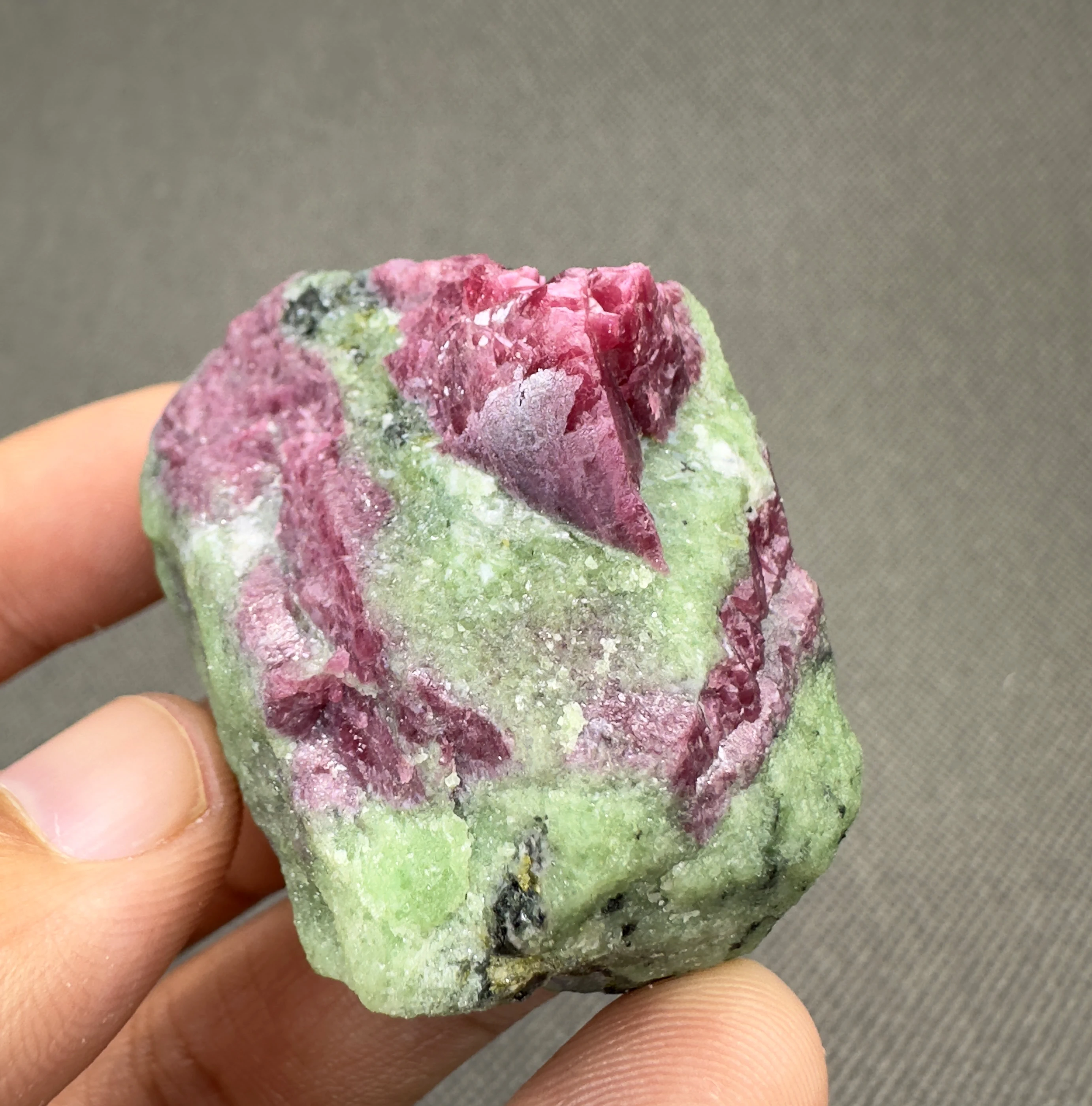 79 g Natural Madagascar Fluorescent Ruby rough mineral specimen  + healing quartz crystals and stones rock gemstone