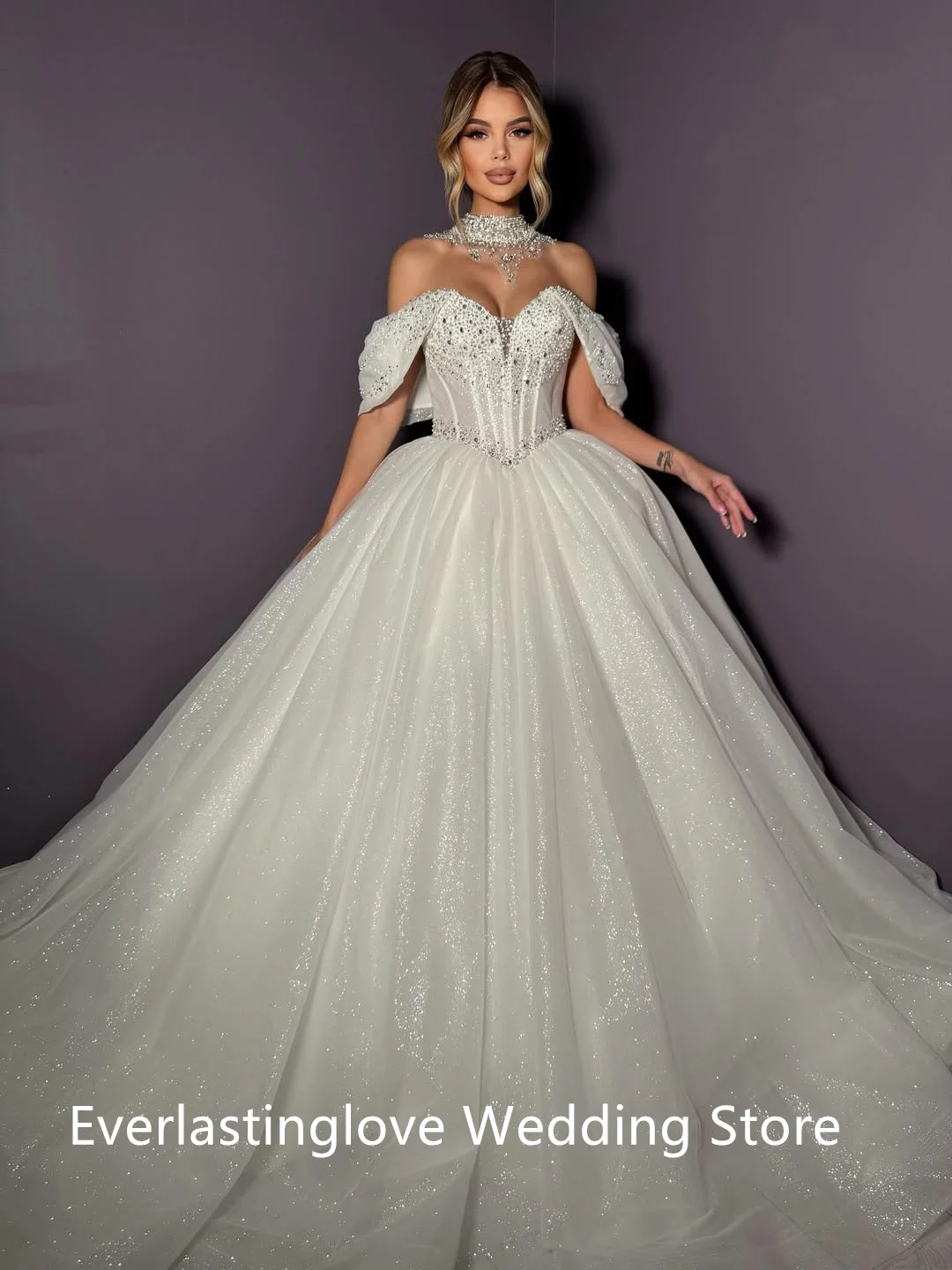 ชุดแต่งงานเจ้าสาวผ้าทูลล์คอวีปักเลื่อมประกายวิบวับสั่งทำพิเศษปี 2026 เวสติโด เดอ โนวาล