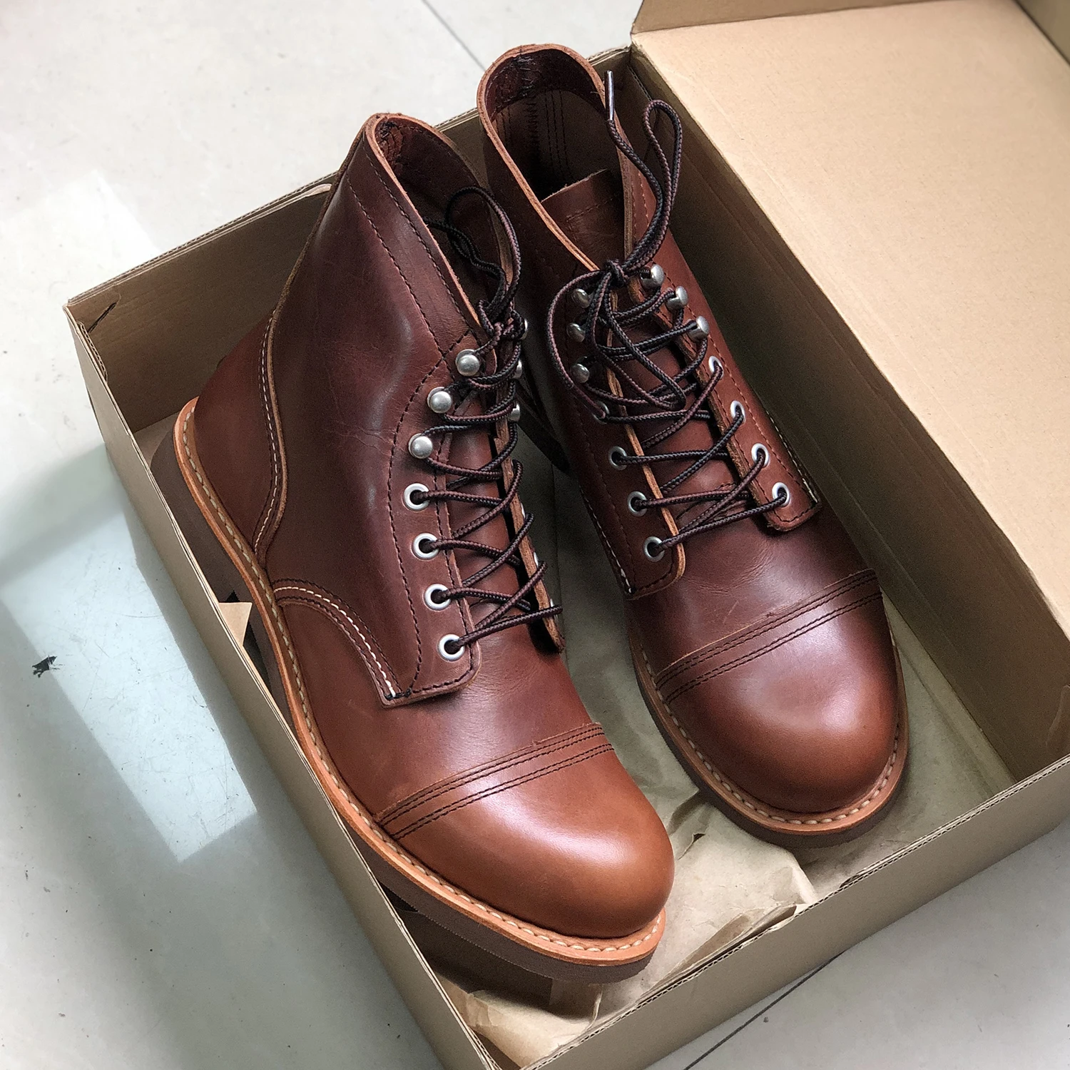 Durable Goodyear-Welted Stitchdown Rugged Style Work Boots Heritage Genuine Leather Moctoeboots8111 Red For Men Midcut Shoe