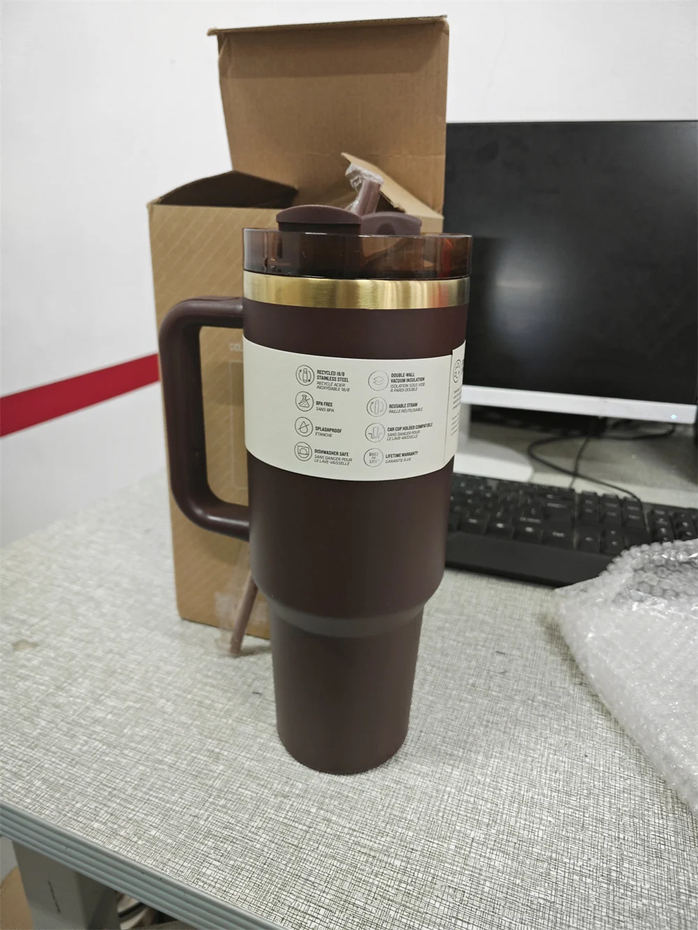 كوب شوكولاتة بني 40 أونصة مع كوب ذهبي منقوش بالليزر معزول للسفر يحافظ على بارد المشروبات |   صورة حقيقية جديدة
