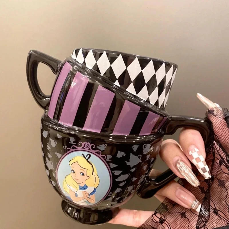 Gran oferta de periféricos de Anime, taza apilada de Alicia en el país de las Maravillas, Taza de cerámica pintada creativa de tres capas, taza de café personalizada, regalo
