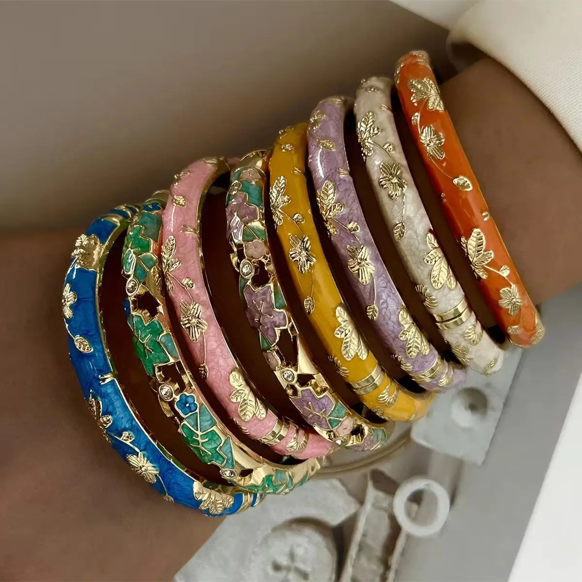 Elegante Kleine Blumen-Cloisonné-Emaille-Armreifen für Frauen, Retro Bunte Blumen- und Blättermuster-Armreifen, Ethnischer Vintage-Schmuck als Geschenk