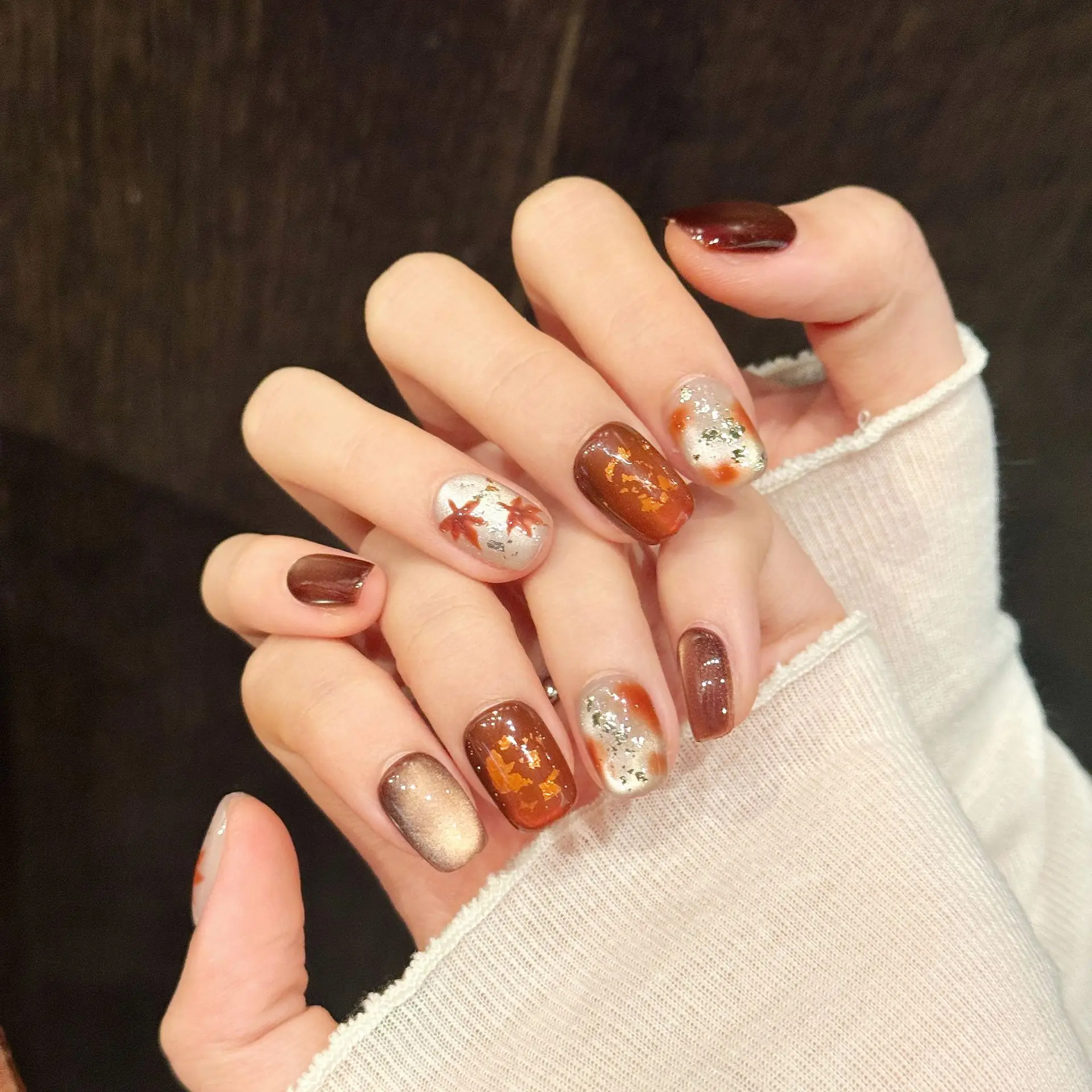 10pcs Handmade Short Press on Nails Maillard Color Blurred Cat Eyes Maple Leaf Gold Foil Design False Nails Wearable Nails Art