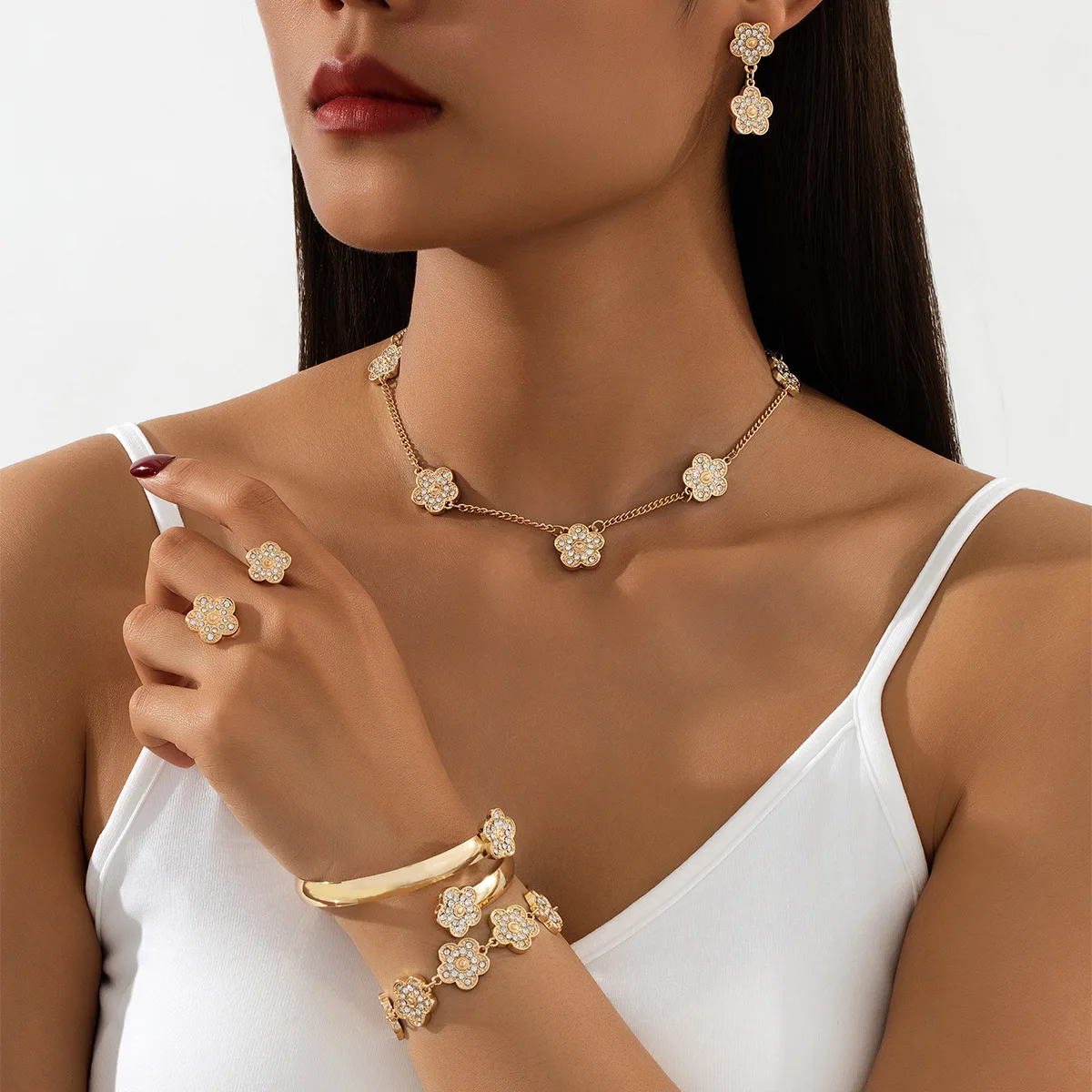 Fashionable European and American style fully diamond-encrusted cross-border jewelry set, including a five-leaf clover necklace,