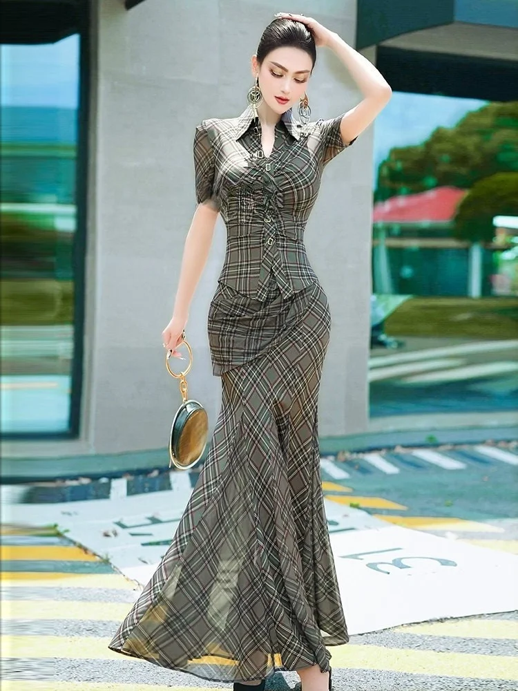 A new style and youthful dress set featuring checkered mesh fabric pleated shirt with fishtail