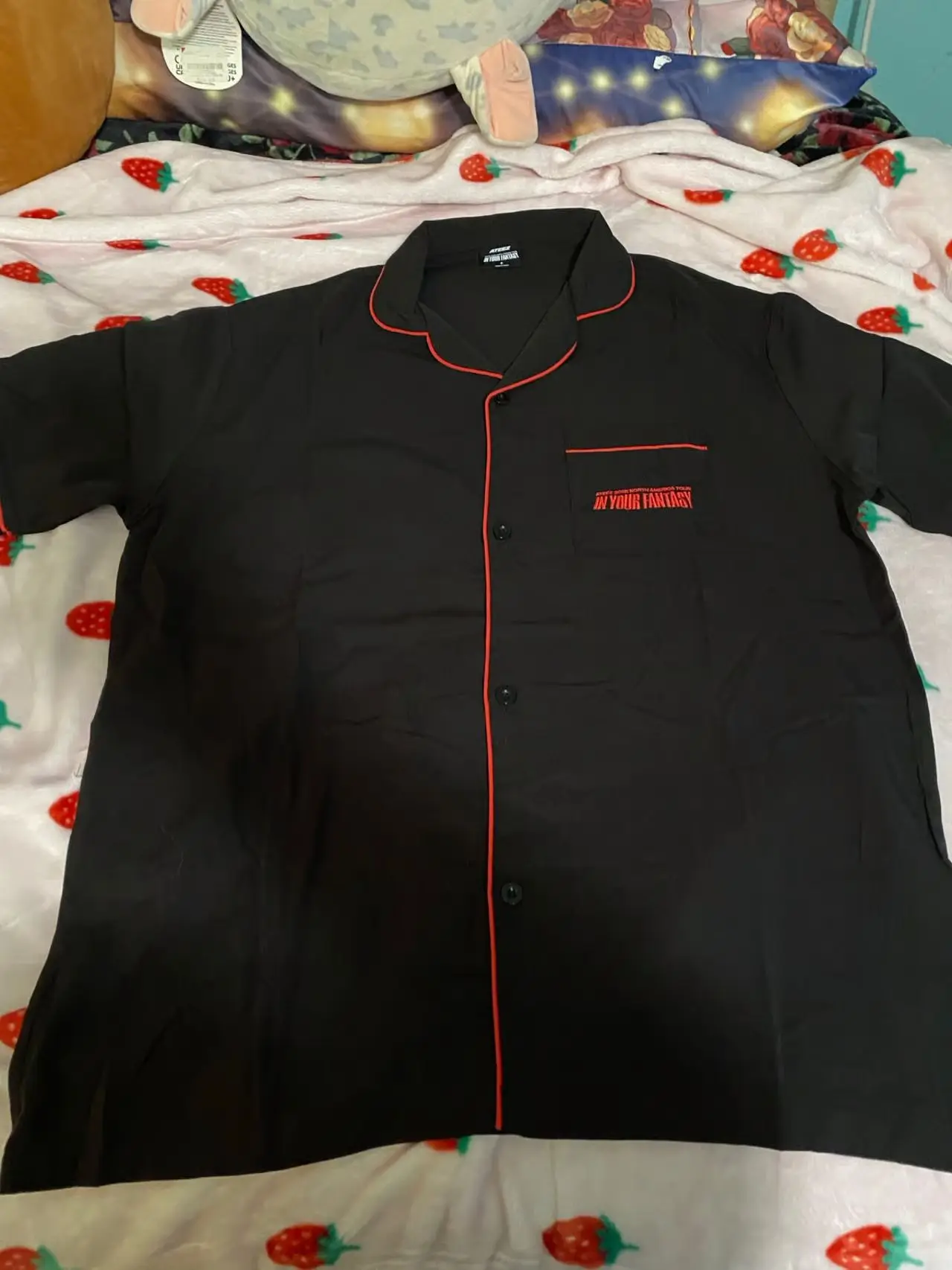 ชุดนอน KPOP ATEEZ in Your Fantasy 2025 World Tour น่ารัก เสื้อแขนสั้นติดกระดุมปกเสื้อและกางเกงขาสั้นเอวยางยืด ชุดนอนผู้หญิง