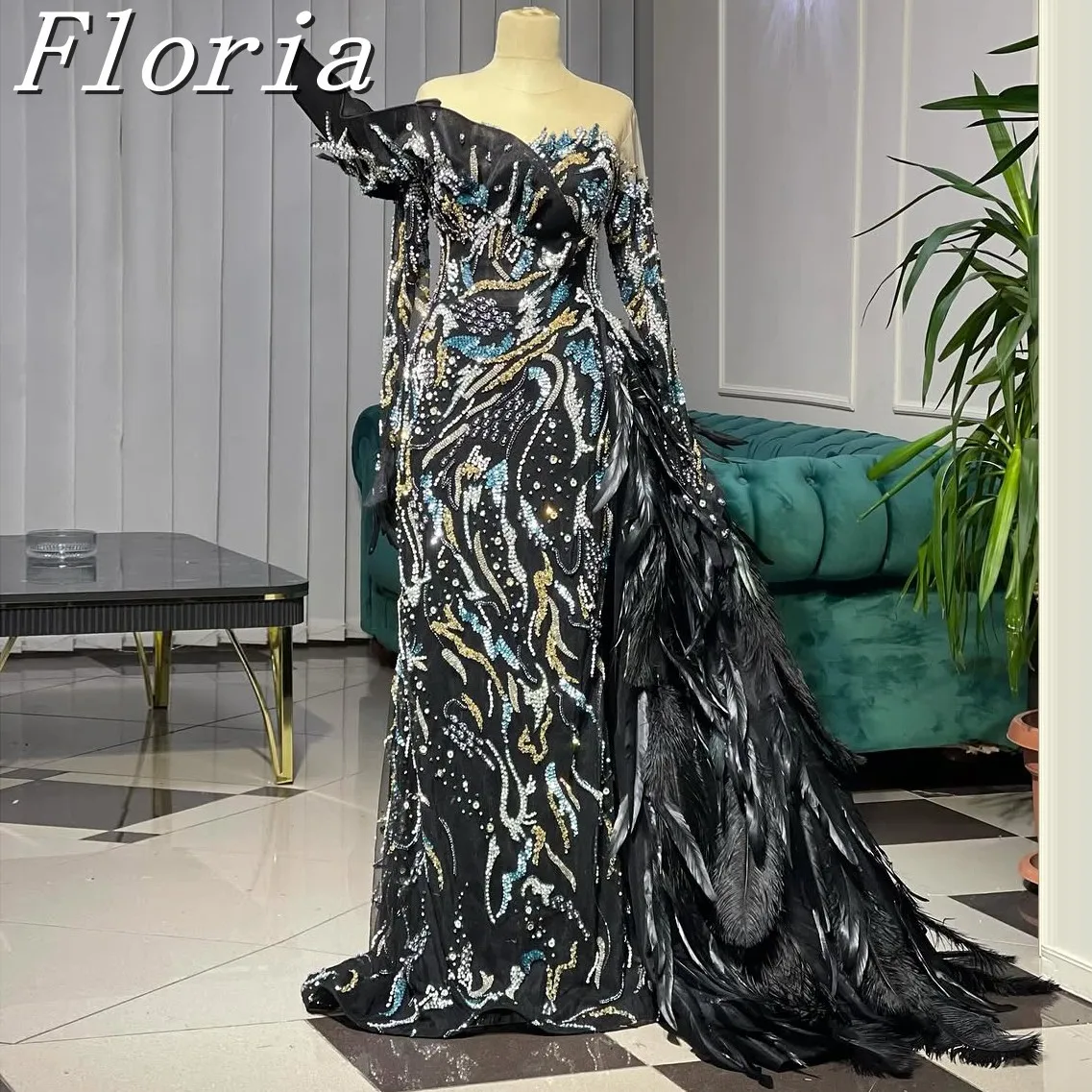 Черно-красные ковровые платья со шлейфом из перьев. Изысканные блестящие бисерные платья русалки ручной работы с длинными рукавами. Макси-платья для торжественных случаев.