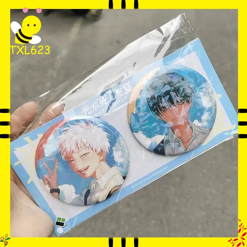 58mm Anime Cosplay Kostüm Abzeichen Pin Tsujinaka Yoshinori das Sommer Hikaru Died Thema Weißblech Brosche Prop Ideales Weihnachtsgeschenk