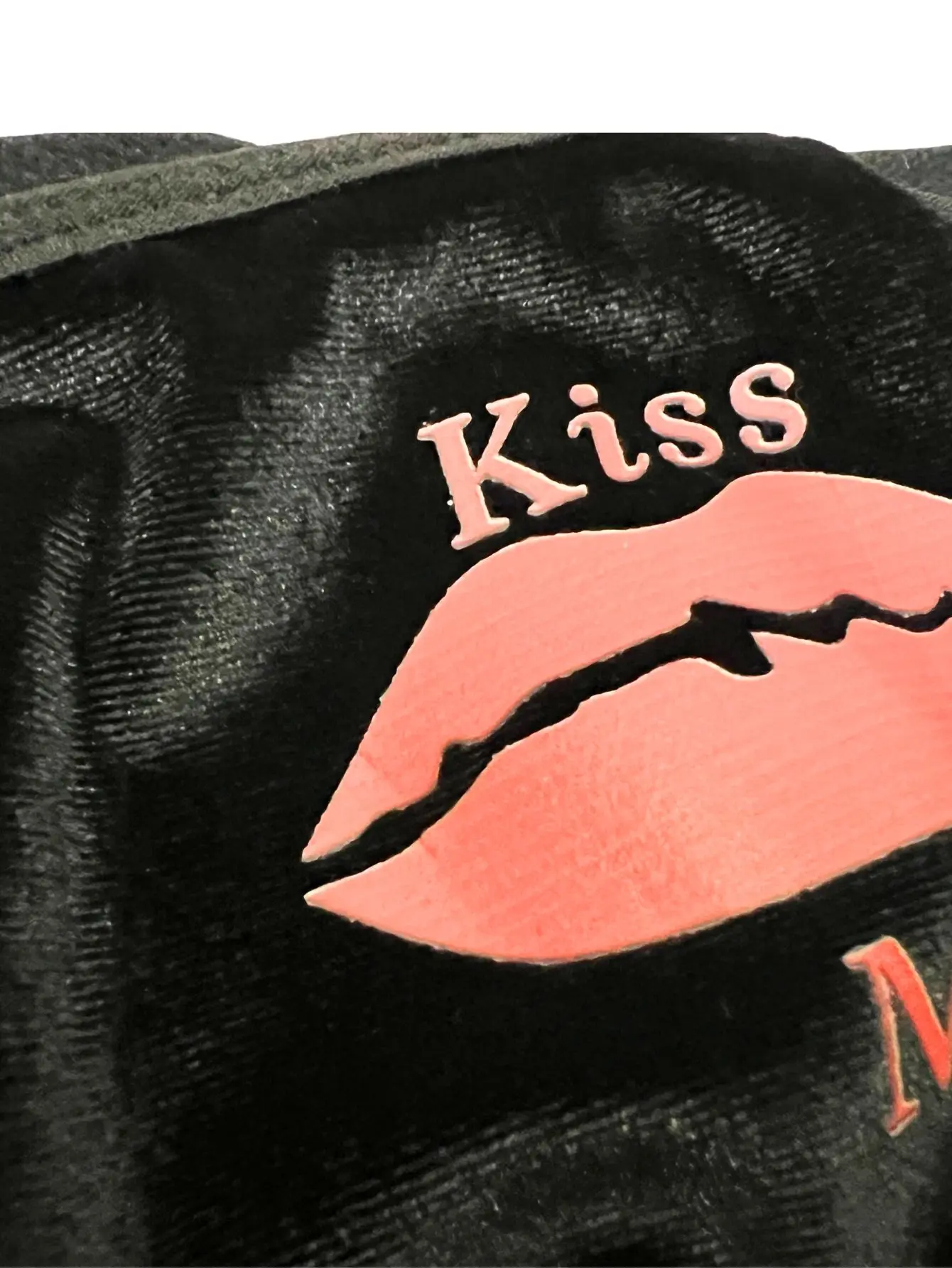 قطعة واحدة من الملابس الداخلية المخملية المثيرة عالية الجودة للرجال، مع طباعة حروف 'Kiss Me'، طباعة الشفاه، مجوفة بين الرجلين، صديقة للبشرة