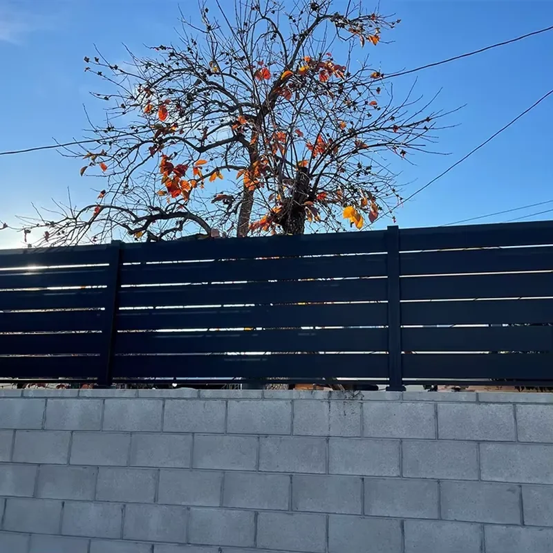 Easily Assembled Decorative Yard Horizontal Slat Fence Garden Powder Coated Metal Privacy Fence Panels