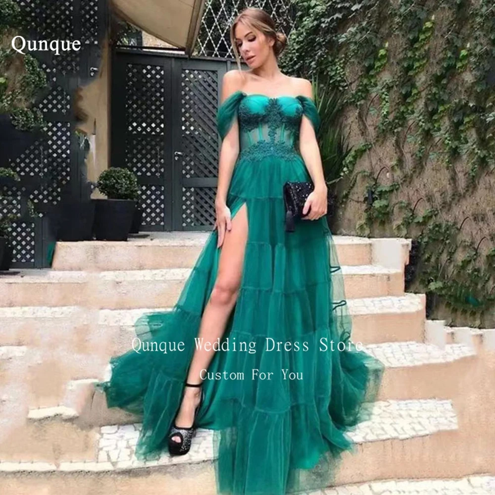 

Qunque Elegant Off Shoulder Customized Vestido De Novia Sexy Side Split Prom Gown Lace Appliques Emerald Green فساتين السهرة