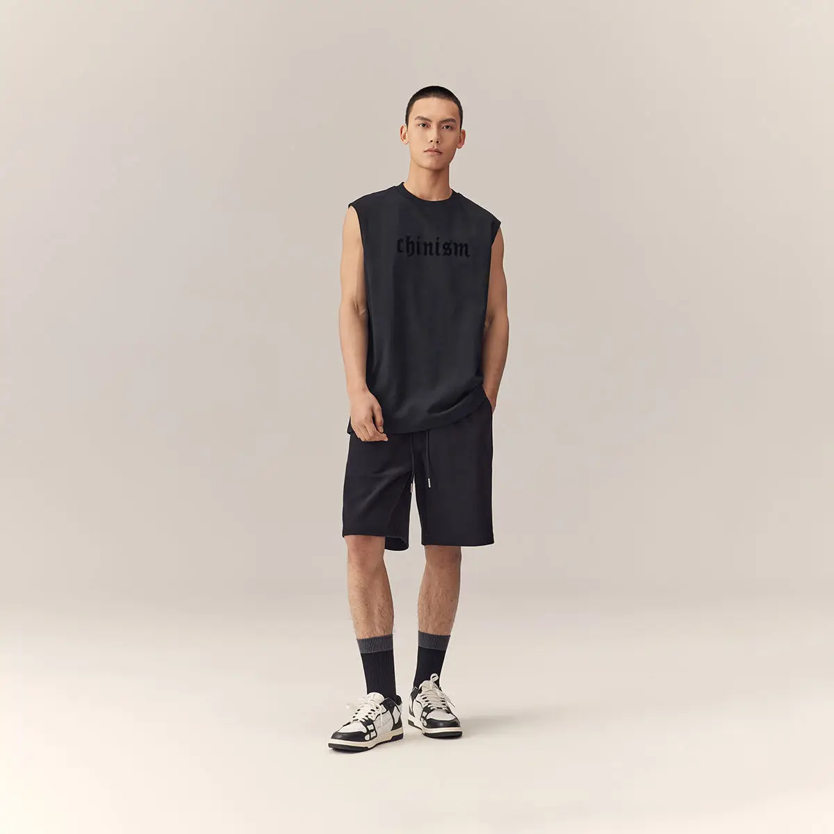 

Летние мужские спортивные шорты здесь! Их спортивный стиль полный очарования и они свободные, повседневные и чрезвычайно удобные.