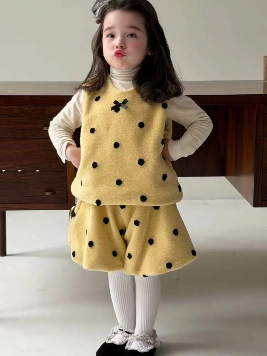 

Зимний комплект для девочек: жилет с высоким воротником и бантом, милая футболка, нижнее белье, с узором в горошек и декором в виде узлов