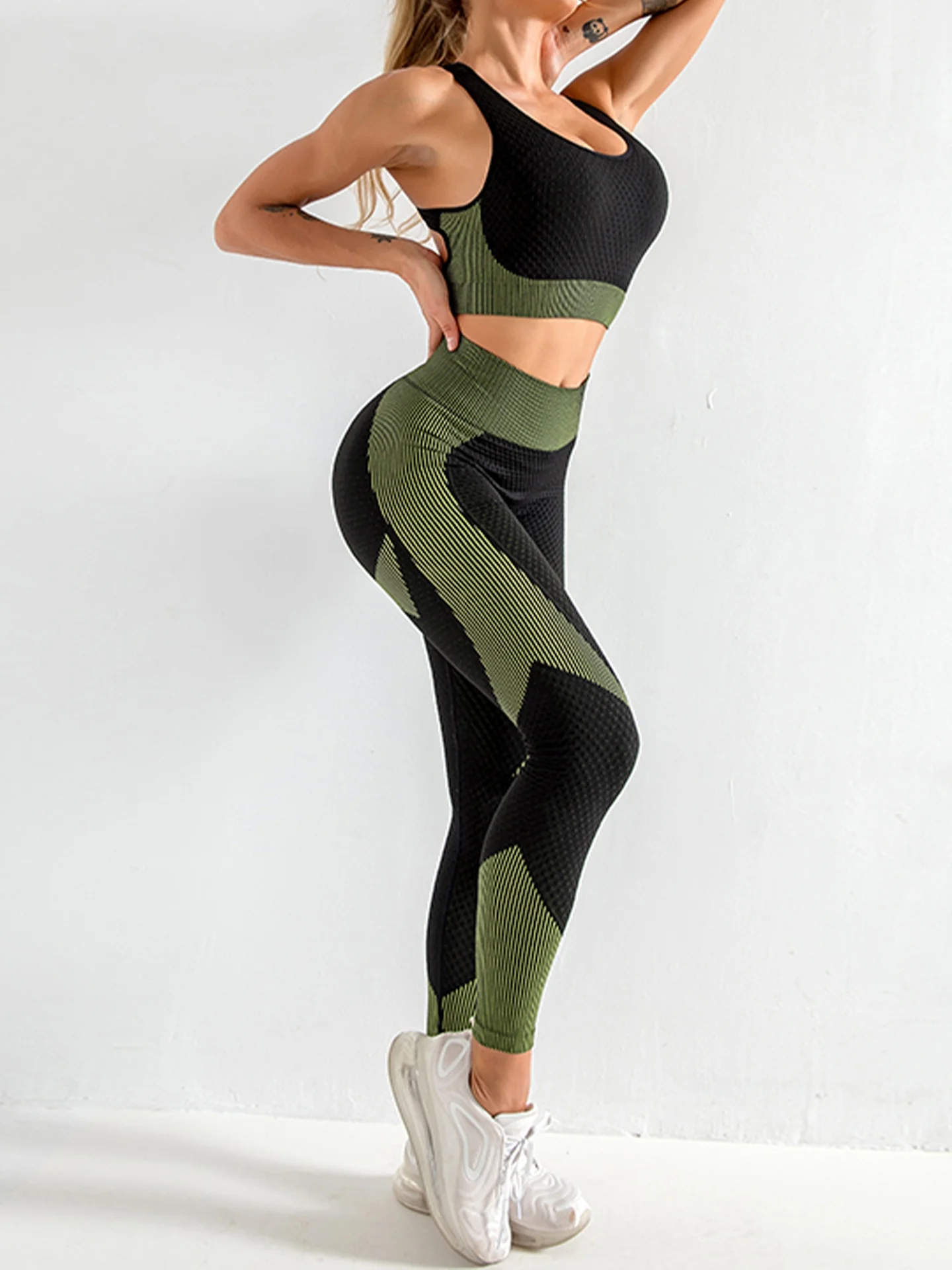 بدلة يوجا رياضية ثلاثة في واحد سترة لياقة بدنية معطف عالي الخصر سراويل يوجا كمال الأجسام طقم مكون من ثلاث قطع