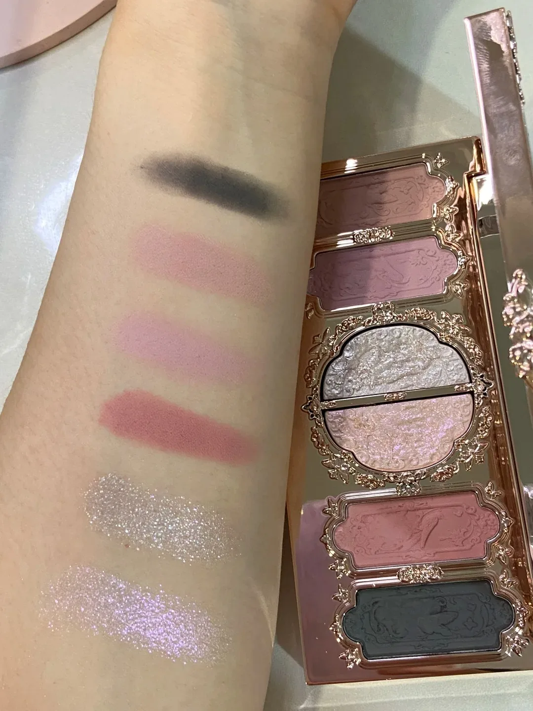 Flower Knows Makeup Collezione di collare a forma di nuvola di farfalle Tavolozza di ombretti in rilievo a 6 colori Glitter impermeabile a lunga durata per gli occhi