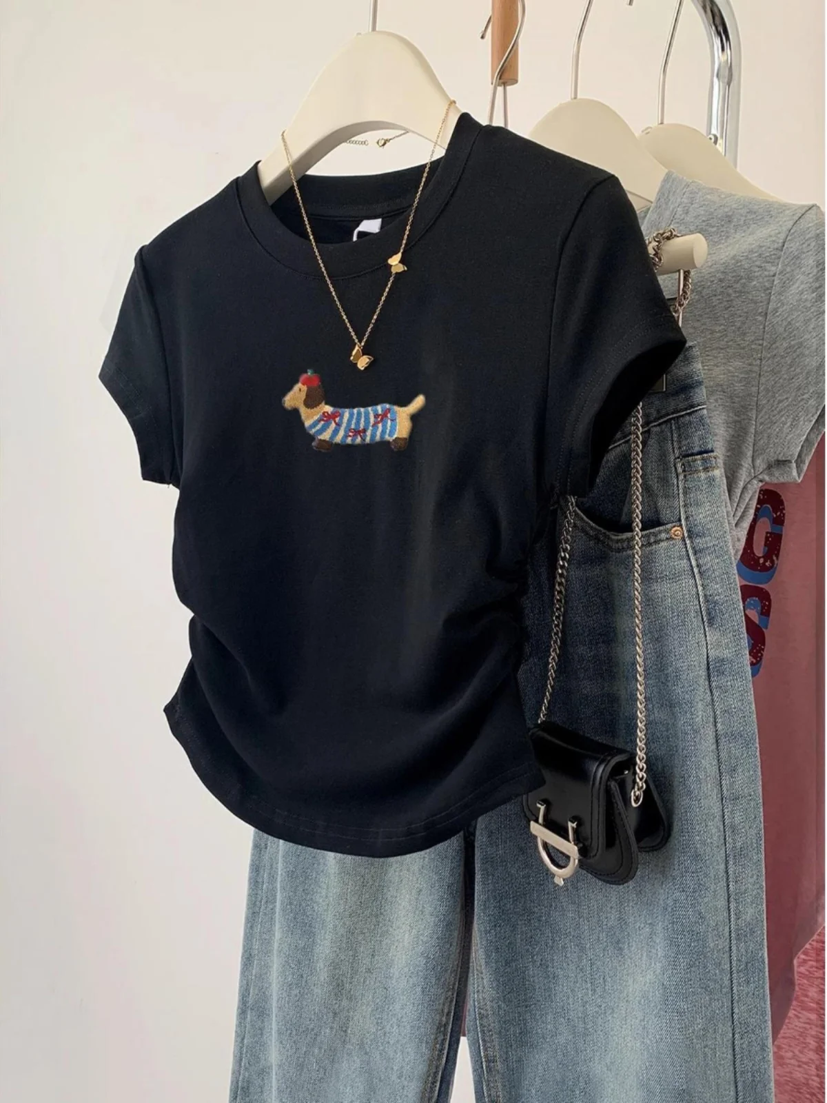 

Элегантная черная женская футболка с коротким рукавом, летний дизайн, плиссировка на талии, шикарный топ в корейском стиле, приталенный крой