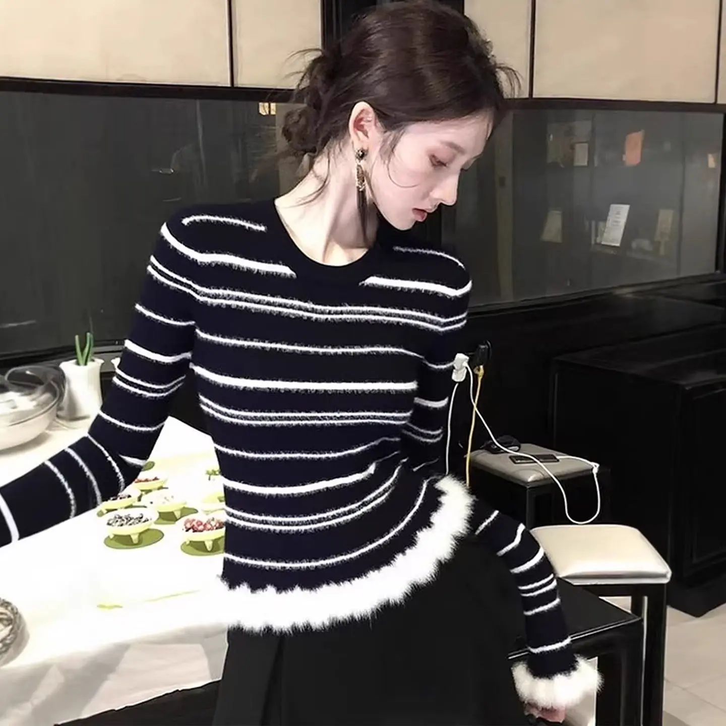 

Elegant Long Sleeve round Neck Knitted Sweater Women's Early Spring Slim Fit Atmosphere Feeling Frayed Short Sweater