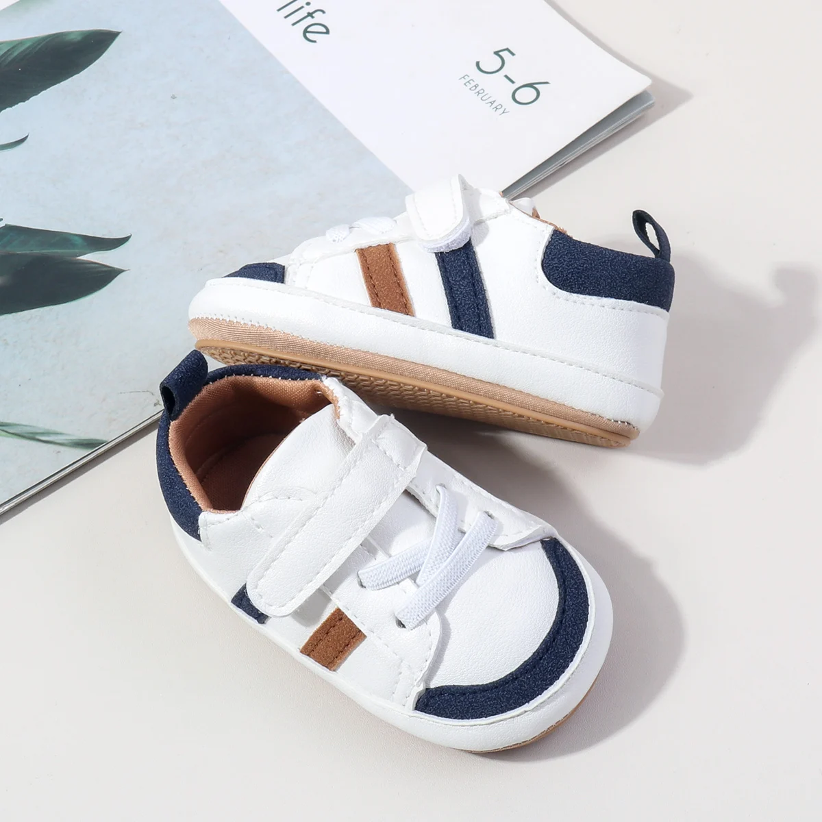 أحذية أطفال جديدة للربيع والخريف موضة كلاسيكية بيضاء من البولي يوريثان أحذية رياضية عالية الجودة نعل ناعم مريح أحذية مشي غير رسمية