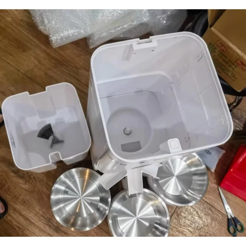 Three-bowl Automatic Pet Feeder for Europe and The Americas, Operates in Conjunction with The tu Smart Platform