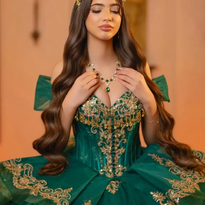 

Темно-зеленое платье для квинсеаньеры с открытыми плечами, золотистым блеском, кристаллами, многослойной аппликацией, длинным шлейфом, Vestido De 15 Quinceanera, на заказ