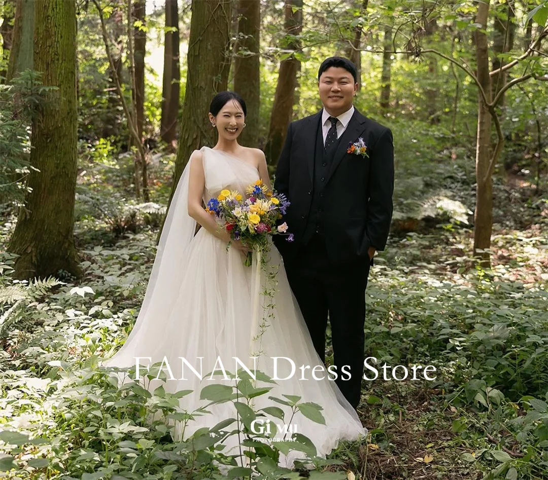 

Colavis Asta Photoshoot Korean One-Shoulder Wedding Dress Glitter Tulle Customized White Classic Bride Dresses Bridal Gowns