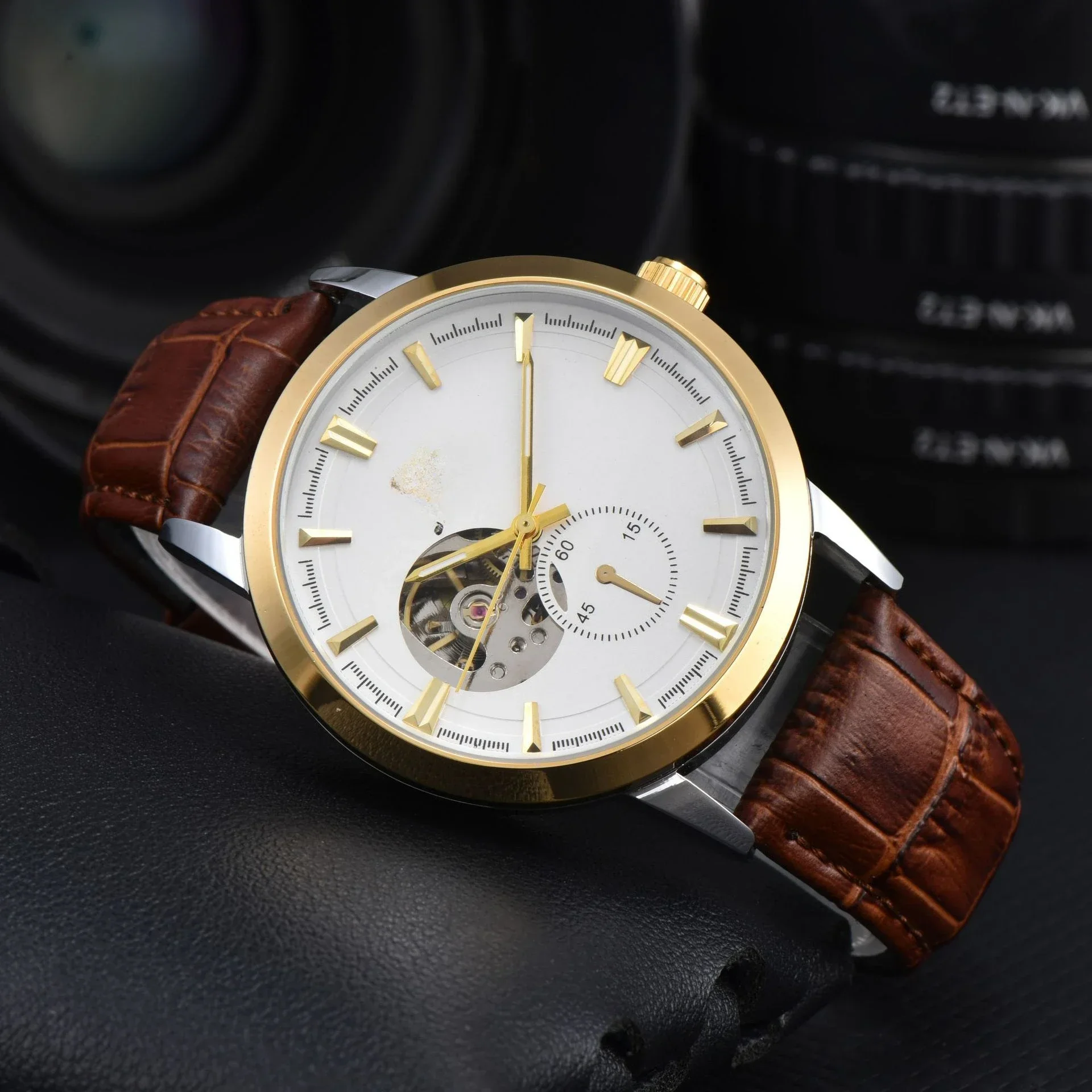 Stijlvol cool zakelijk roségouden herenhorloge, bruine leren band, transparante achterkant van de kast, automatisch mechanisch herenhorloge