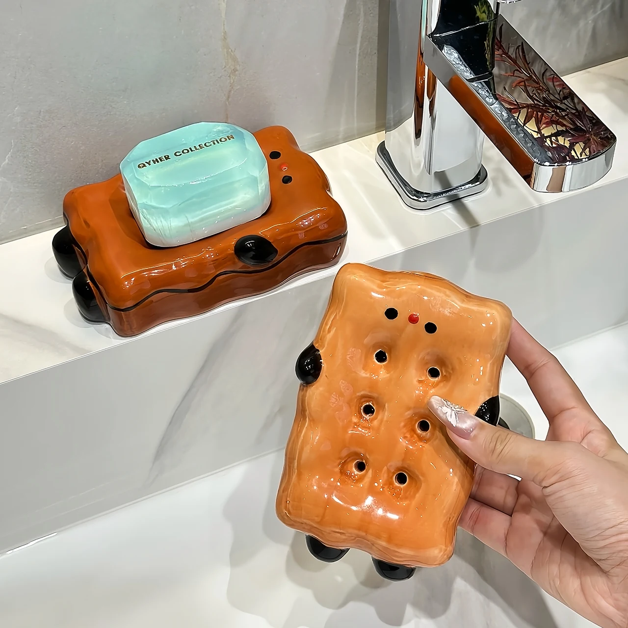 

Ceramic Cute Cartoon Biscuit Shaped Soap Dish Storage Rack, Home Bathroom Supplies Creative Light Luxury Drain, No Punching, 1Pc