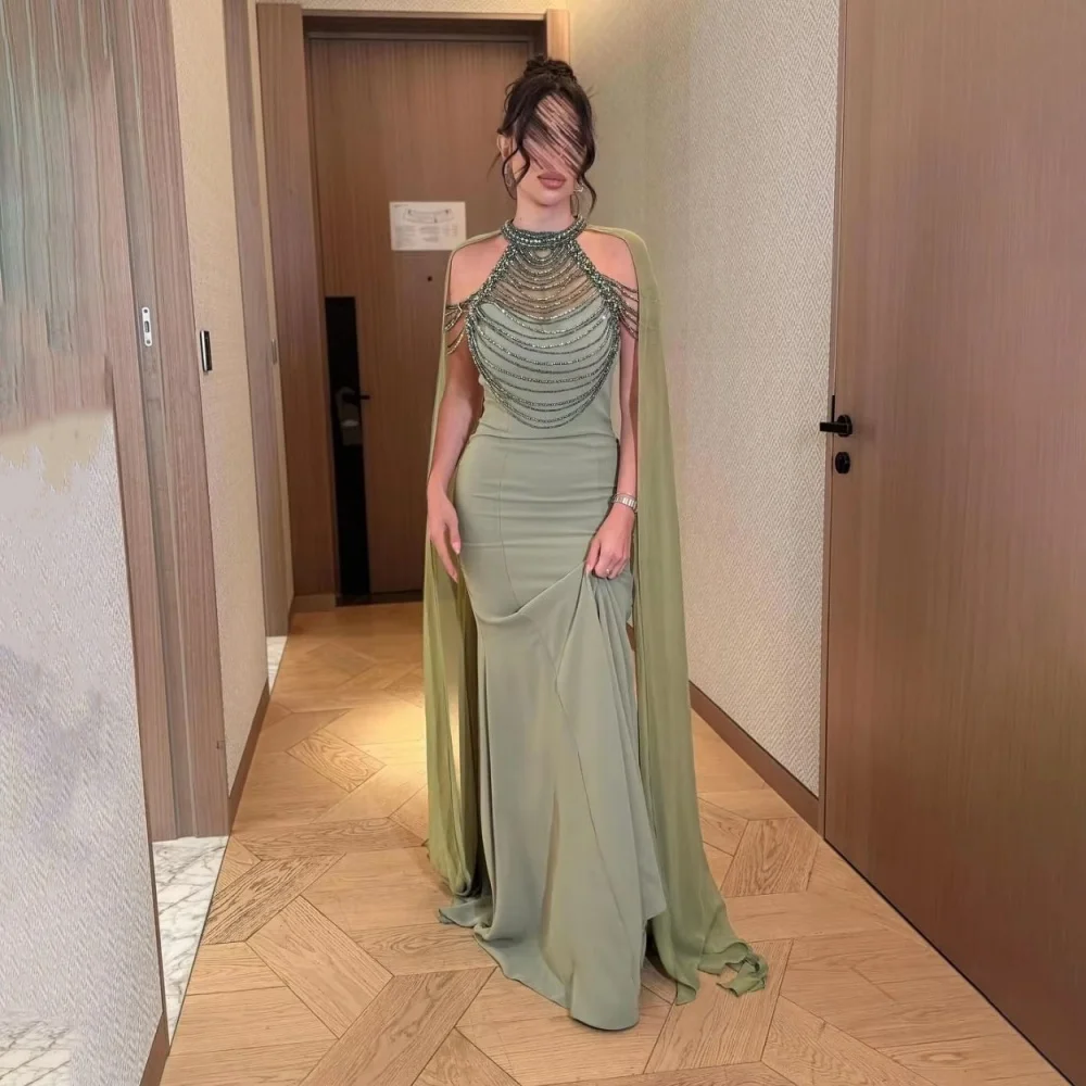 Aangepaste prachtige kralen vrouwen galajurk mouwloze charmante zeemeermin halternek feestjurk ruches vrouwen avondjurk