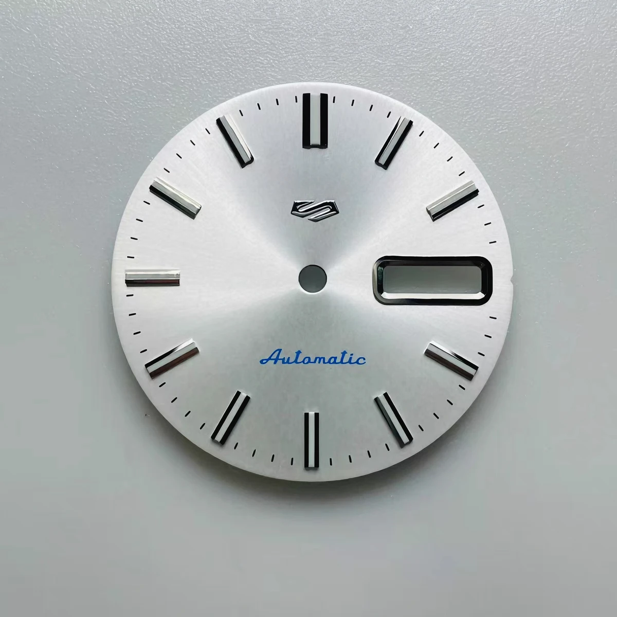 

Циферблат NH36 с двойной датой 28,5 мм, зеленый светящийся стержень, механические часы с гравировкой даты, циферблат NH36A используется для циферблата Seiko