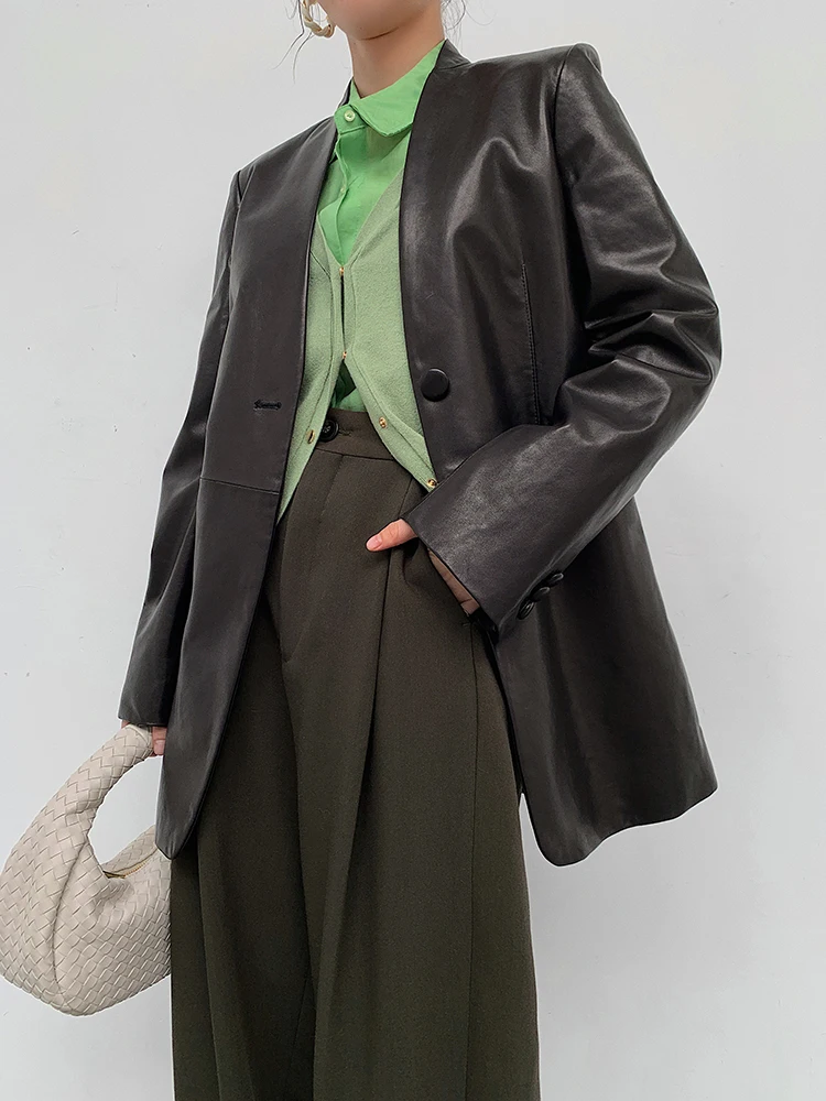 เสื้อแจ็คเก็ตหนังแกะทรงวีคอแบบเรียบง่ายสำหรับผู้หญิง ความยาวปานกลาง ทรงหลวม ช่วยให้ดูผอมเพรียว แฟชั่นฤดูใบไม้ร่วง