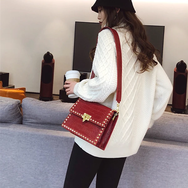 Quality Fashion Rivet Shoulder Bag 2023 New Female Luxury Handbags Vintage Leather Bag for Women with Card Holder and Mirror